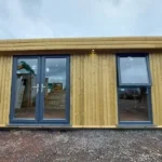 Przerobiony moduł kontenerowy – z okładziną z litego drewna (14 m2)