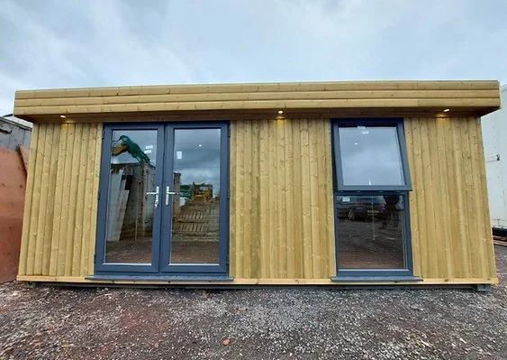 37e3c5_b2ed103056cb4ef4bcfb5ada926cf628mv2 Przerobiony moduł kontenerowy – z okładziną z litego drewna (14 m2) - obrazek 1