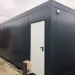 MK0314 KONTENER SANITARNY WC 2,5 x 6 – 2 x WC, 2 x UMYWALKA, 1 x PISUAR, MIEJSCE NA ANEKS KUCHENNY