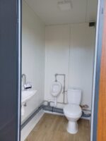 NZ4483 KONTENER SANITARNY 3 KABINY / WC / WC+PISUAR / PRYSZNIC / 376x176x248 - obrazek 11