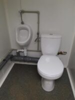 NZ4606 KONTENER SANITARNY PODWÓJNY 2 KABINY + PISUAR 243x175x227 - obrazek 8