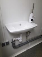 NZ4606 KONTENER SANITARNY PODWÓJNY 2 KABINY + PISUAR 243x175x227 - obrazek 9